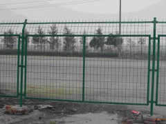 公路隔離柵廠家批發-- 安平縣許捷絲網廠銷售部