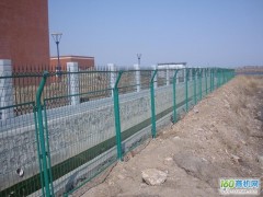 公路隔離柵廠家出售大量優質現貨-- 安平縣許捷絲網廠銷售部