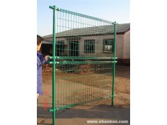 廠家出售公路隔離柵保證質量價格公道-- 安平縣許捷絲網廠銷售部