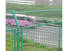 找公路隔離柵廠家專業(yè)加工定做-- 安平縣許捷絲網(wǎng)廠銷售部