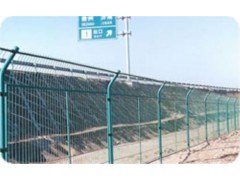 安平縣公路隔離柵廠家相當專業-- 安平縣許捷絲網廠銷售部