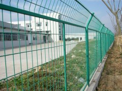 公路隔離柵 公路護欄網 年初廠家最新價格報價-- 安平縣許捷絲網廠銷售部