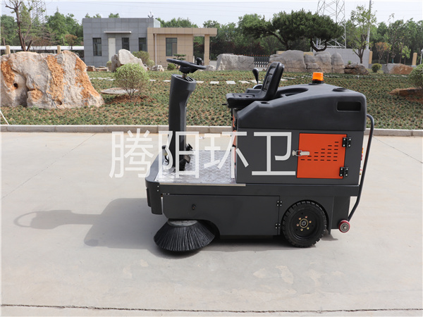 山東騰陽環(huán)衛(wèi)TY-1400型電動(dòng)駕駛式掃地車-- 山東騰陽環(huán)衛(wèi)設(shè)備有限公司